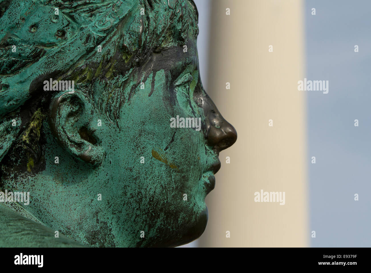 Bronze statue of woman hires stock photography and images Alamy