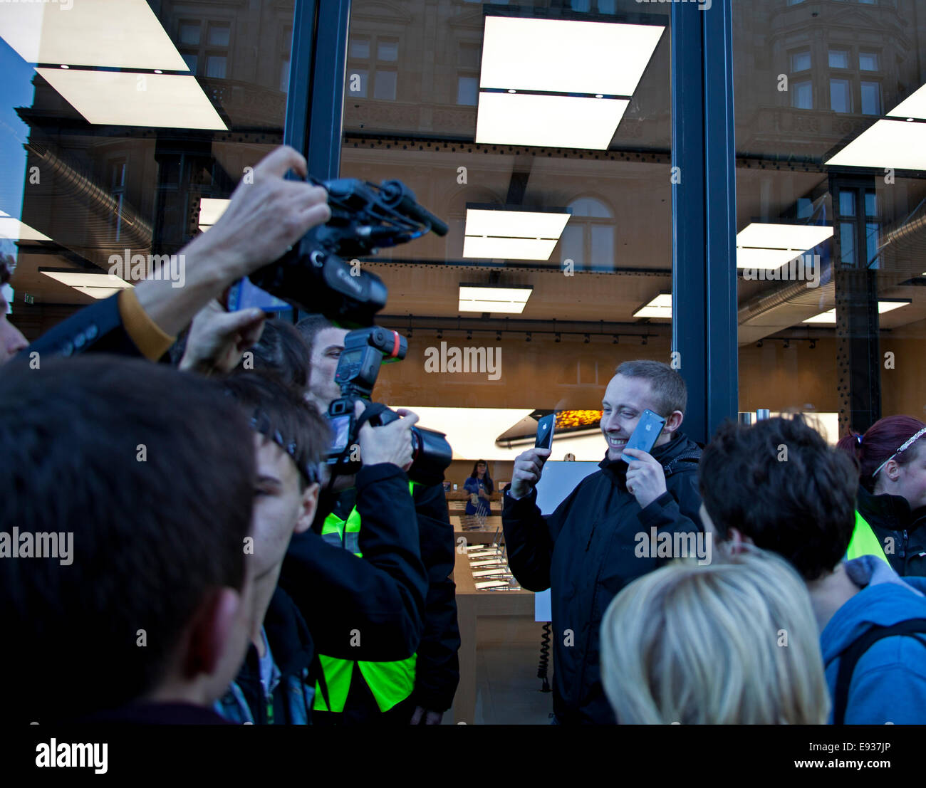 Apple store in edinburgh hires stock photography and images Alamy
