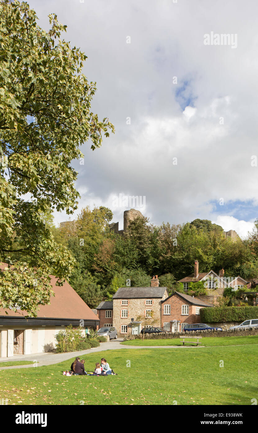 Family having a picnic in Dinham Park with Ludlow Castle, in early autumn color, Ludlow, Shropshire, England, UK Stock Photo