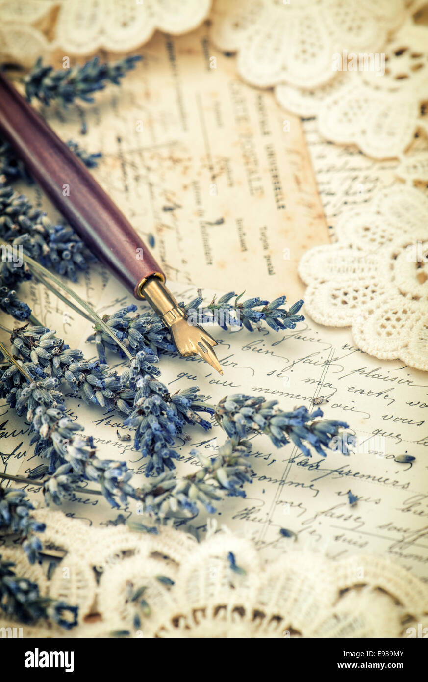 https://c8.alamy.com/comp/E939MY/vintage-ink-pen-dried-lavender-flowers-and-old-love-letters-retro-E939MY.jpg