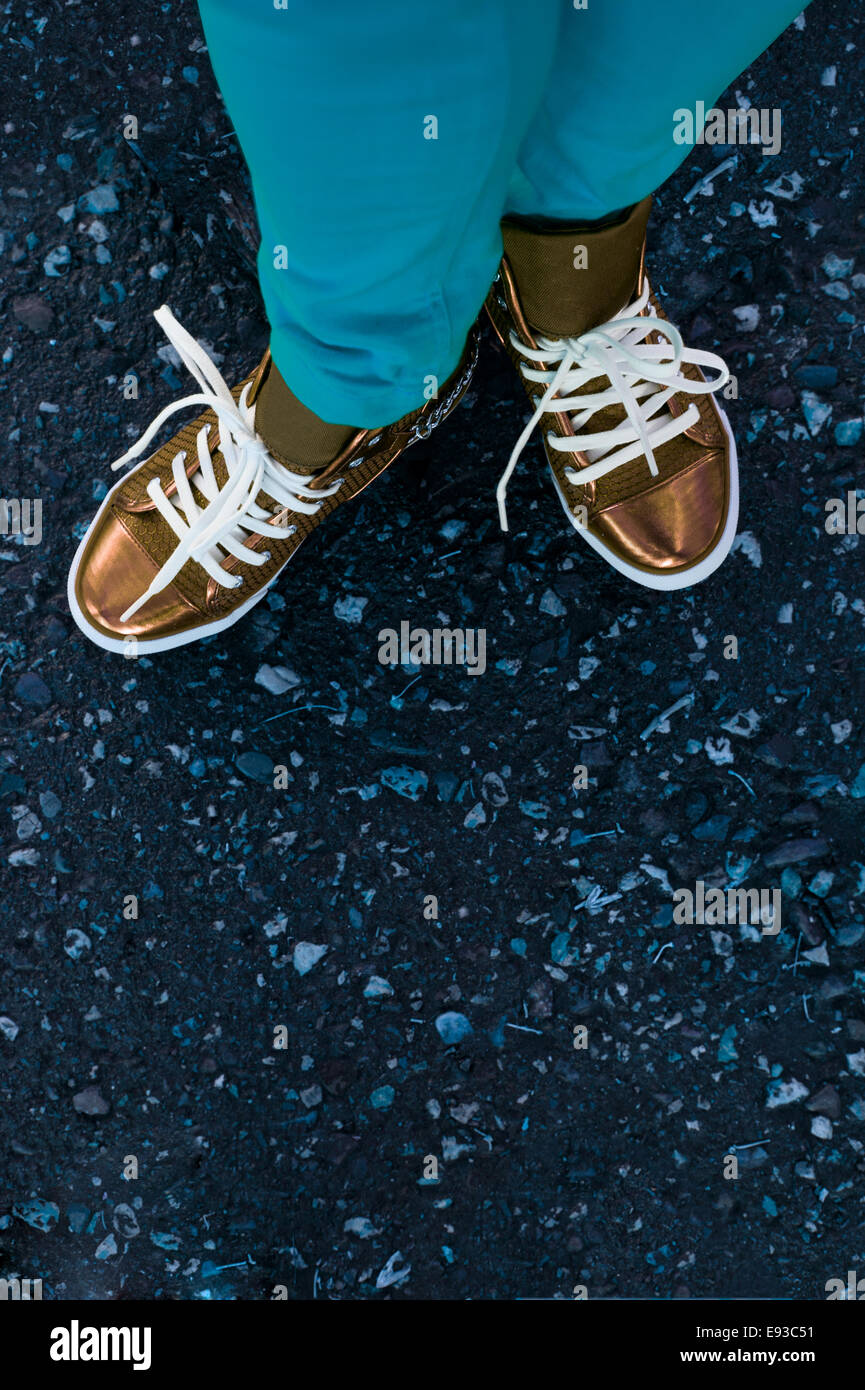 Barefoot woman jeans outside hi-res stock photography and images - Alamy