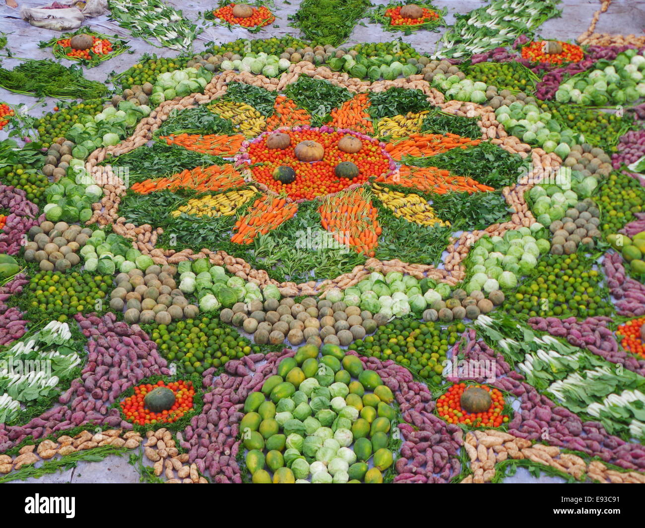 Quezon City, Philippines. 18 October, 2014. Greenpeace and other civic groups creates the largest Mandala ‘food art’ made of 1,000 kilos of common organic fruits and vegetables spread throughout across the 100 square meters of Quezon Memorial Circle to urge Department of Agriculture promote Ecological Agriculture instead of Genetically Modified Organisms (GMOs). The colorful affair is in line with World Food Day. Credit:  Sherbien Dacalanio / Alamy Live News Stock Photo