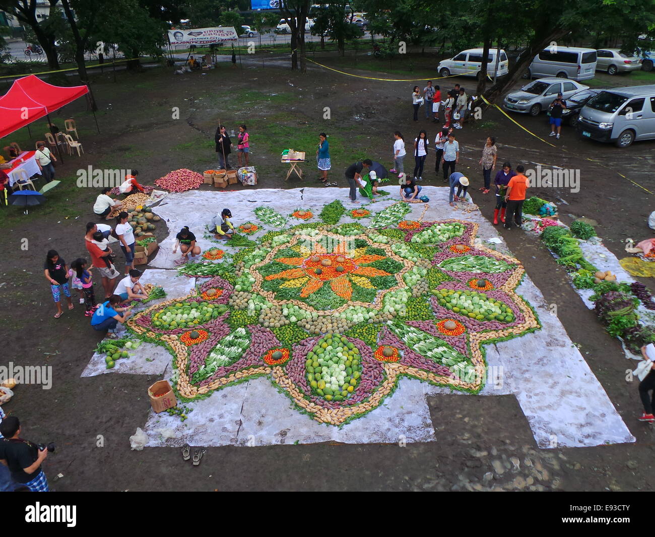 Quezon City, Philippines. 18 October, 2014. Greenpeace and other civic groups creates the largest Mandala ‘food art’ made of 1,000 kilos of common organic fruits and vegetables spread throughout across the 100 square meters of Quezon Memorial Circle to urge Department of Agriculture promote Ecological Agriculture instead of Genetically Modified Organisms (GMOs). The colorful affair is in line with World Food Day. Credit:  Sherbien Dacalanio / Alamy Live News Stock Photo