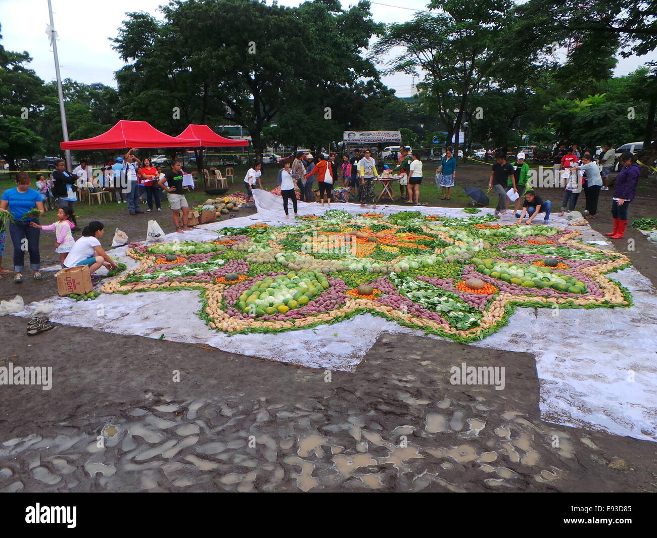 Quezon City, Philippines. 18 October, 2014. Greenpeace and other civic groups creates the largest Mandala ‘food art’ made of 1,000 kilos of common organic fruits and vegetables spread throughout across the 100 square meters of Quezon Memorial Circle to urge Department of Agriculture promote Ecological Agriculture instead of Genetically Modified Organisms (GMOs). The colorful affair is in line with World Food Day. Credit:  Sherbien Dacalanio / Alamy Live News Stock Photo