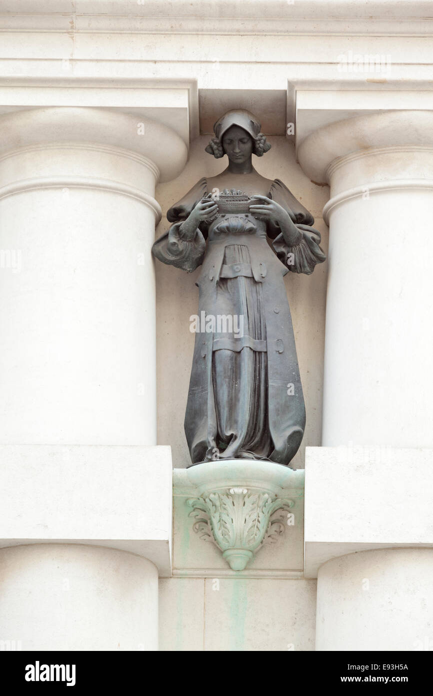 Sculpture of Lady with steam ship on the facade of Lloyd's Register of Shipping Stock Photo