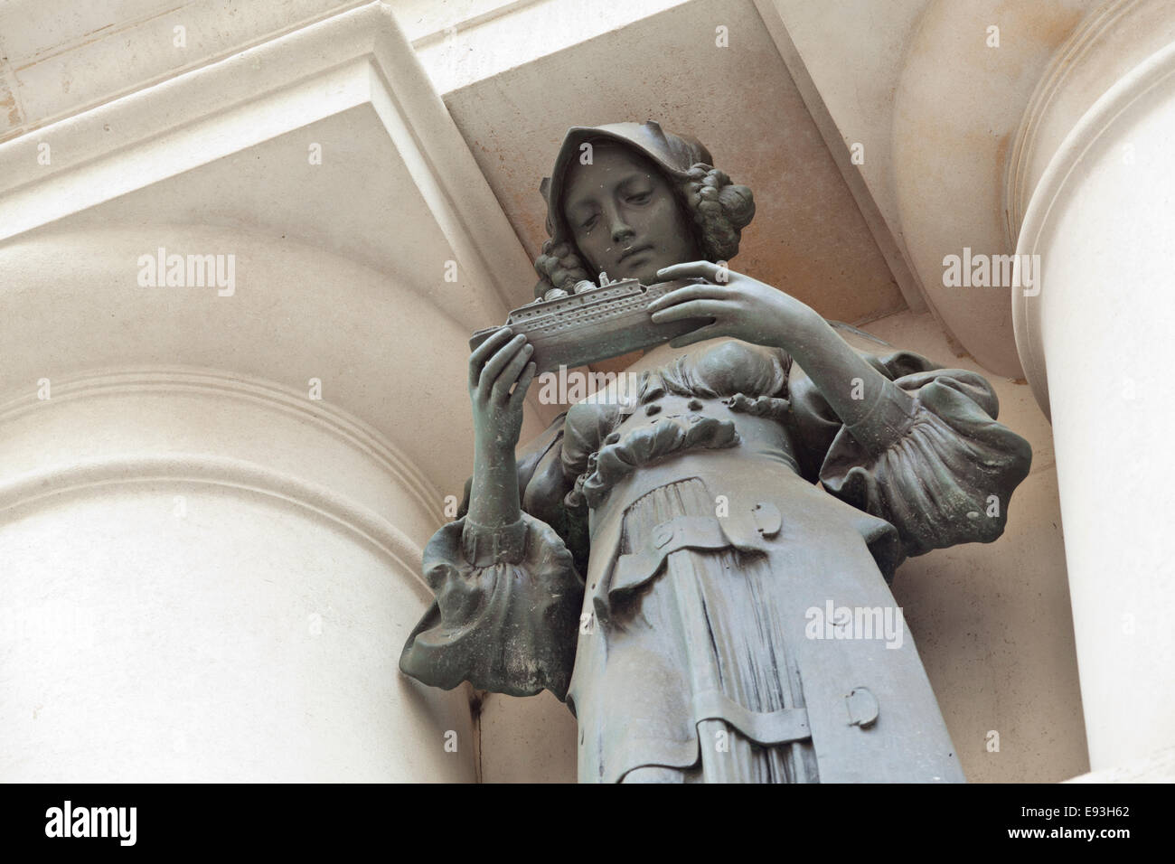 Sculpture of Lady with steam ship on the facade of Lloyd's Register of Shipping Stock Photo