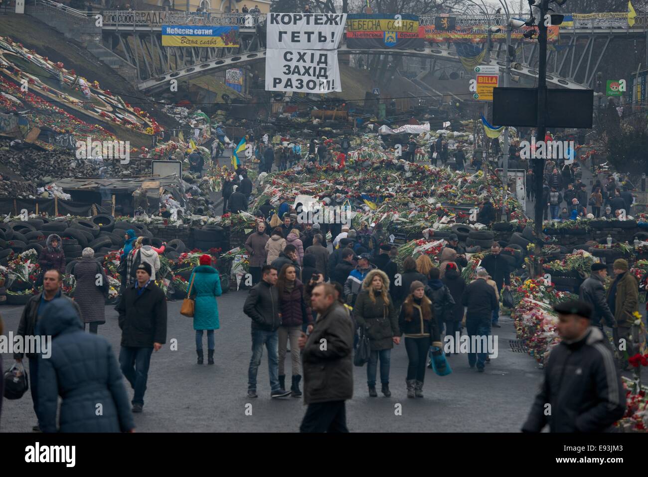 People silently observe the various memorials to the dead, Independence square, kiev Stock Photo
