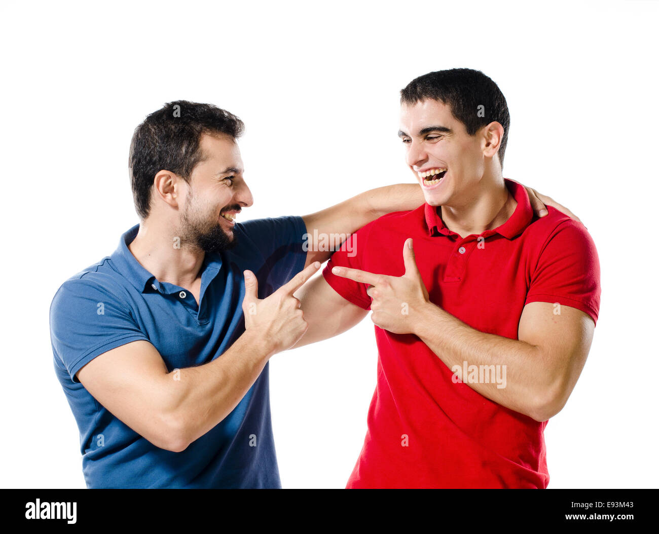 Человек обнимает человека за плечо. Два приятеля положили. Мужчины плечом к плечу. Два приятеля положили в банк по 10000 рублей каждый. Люди здороваются.