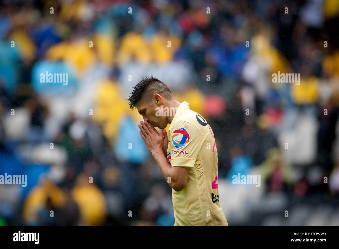 Mexico City, Mexico. 18th Oct, 2014. America's Oribe Peralta reacts during the match of the MX League Opening Tournament 2014 against Monterrey at Azteca Stadium, in Mexico City, capital of Mexico, on Oct. 18, 2014. Credit:  Pedro Mera/Xinhua/Alamy Live News Stock Photo