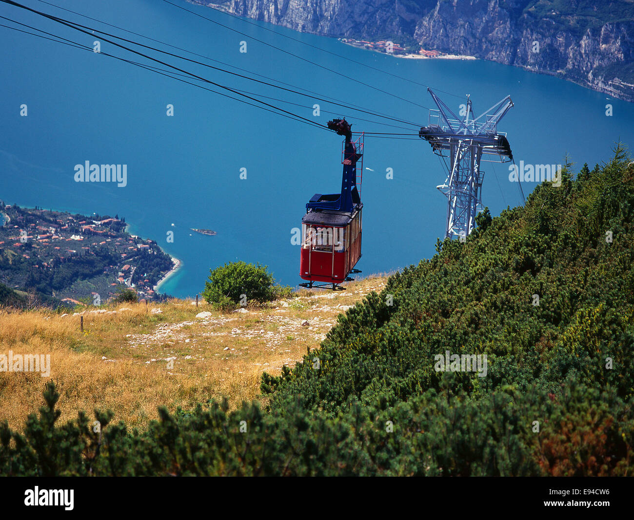 Cable car to the top of mountains above Malcesine Stock Photo Alamy