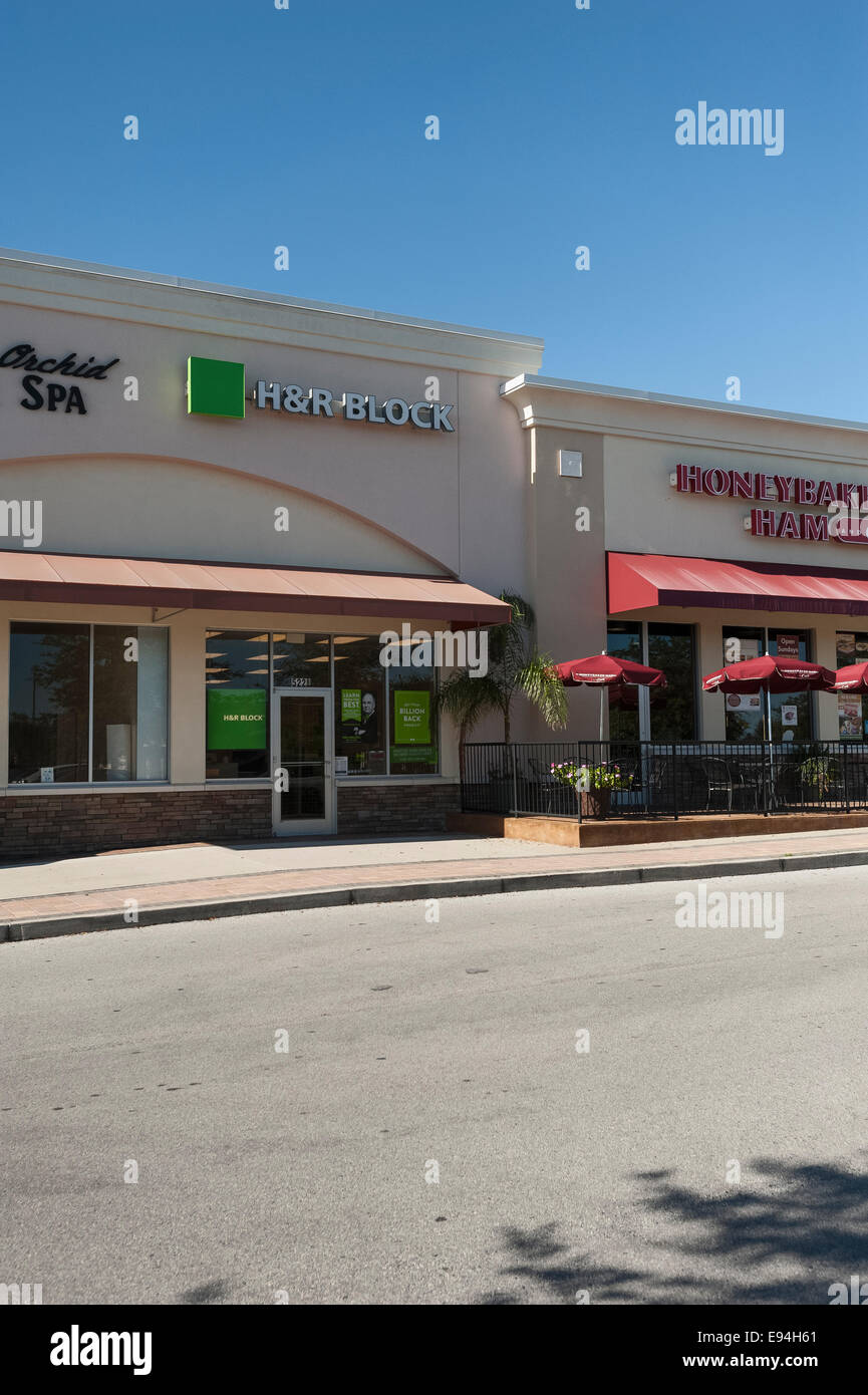 H R Block Tax Office Located In Lady Lake Florida Usa Stock Photo