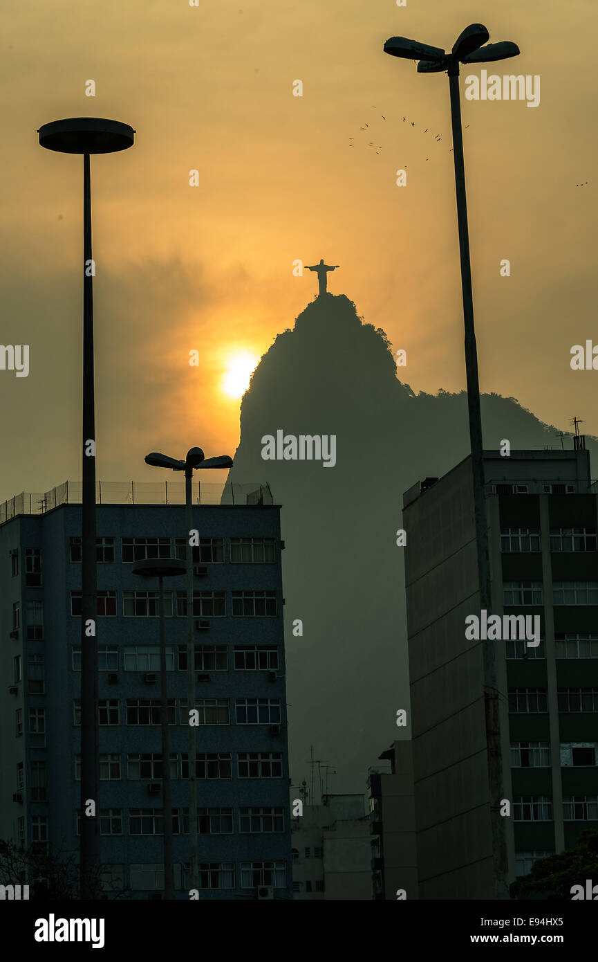 Rio De Janeiro, RJ, Brazil. 19th Oct, 2014. Magic sundowning in Rio de Janeiro | Brazil © Peter Bauza/ZUMA Wire/ZUMAPRESS.com/Alamy Live News Stock Photo