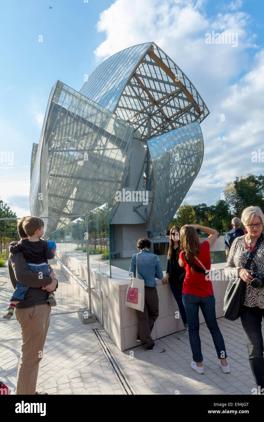 Paris, France. New Contemporary Arts Museum Building the "Fondation Louis  Vuitton", in Bois de Boulogne Park, Credit Architect: Fred Gehry, Crowd  Tourists Visiting Outside, discover unusual Stock Photo - Alamy