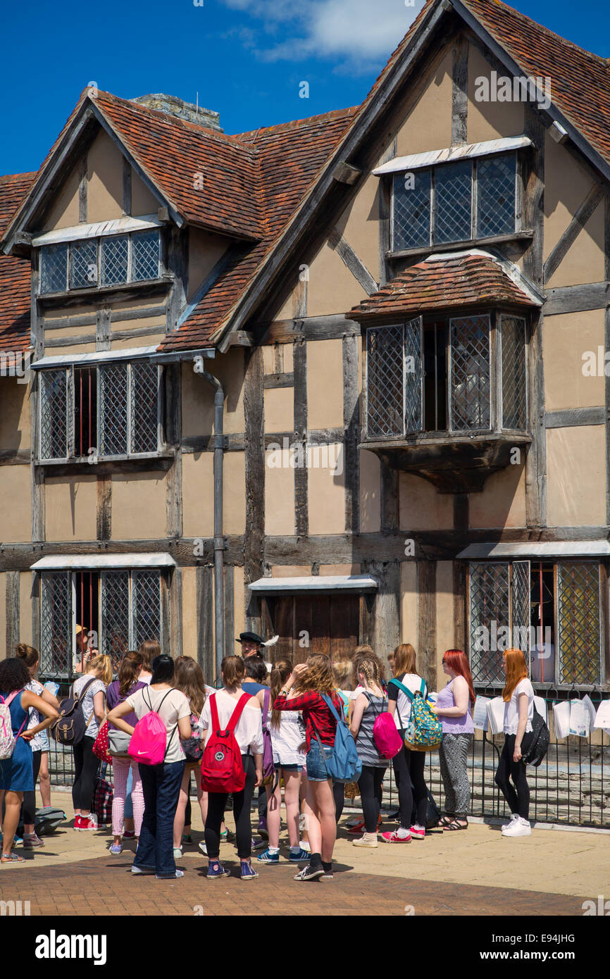 Group of school kids listen to an actor below Wm Shakespeare home in Strattford Upon Avon, Warwickshire, the Cotswolds, England Stock Photo