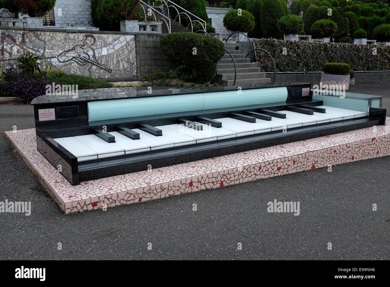 Piano grave hi-res stock photography and images - Alamy