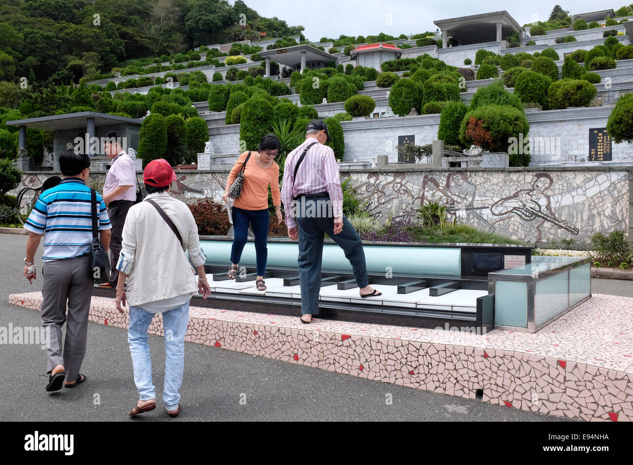 Mourners playing the giant piano at Singer Teresa Teng's grave in Jinshan, New Taipei City, Taiwan Stock Photo
