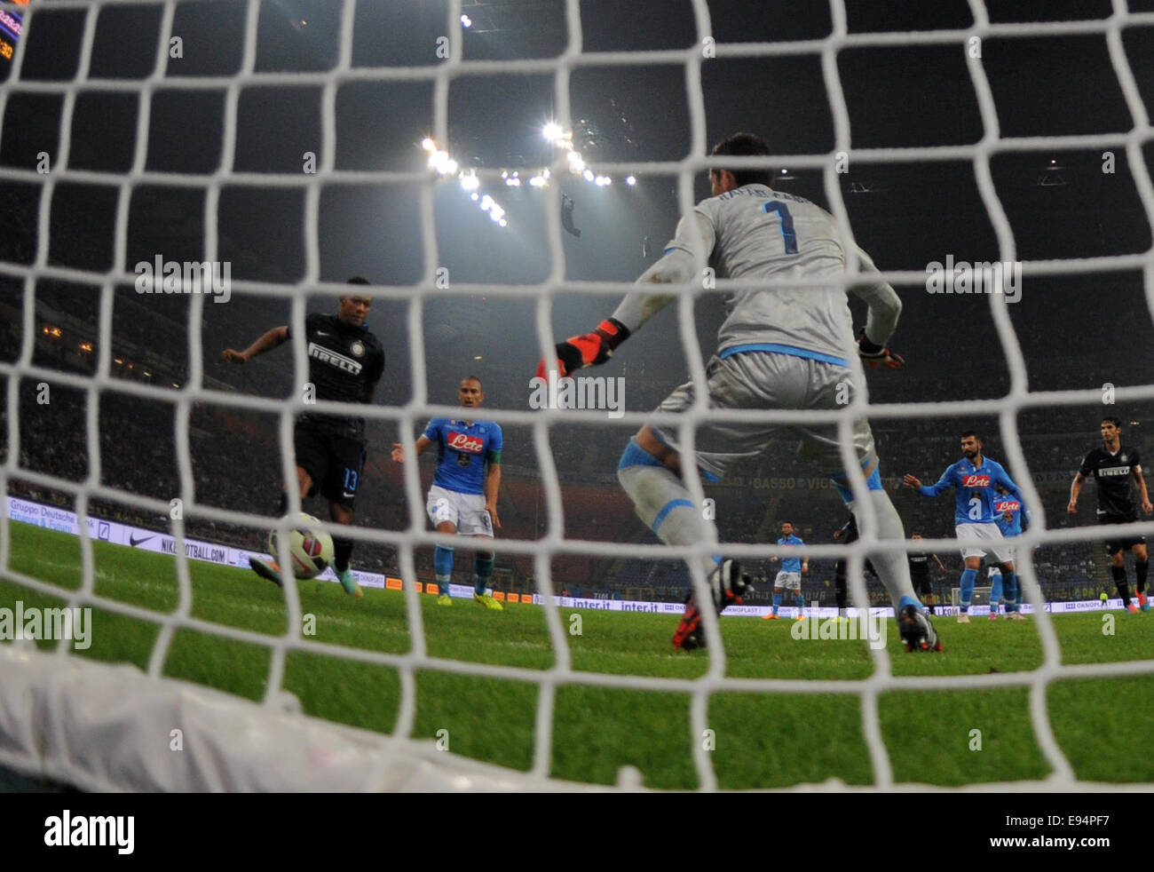 (141020) -- MILAN, Oct. 20, 2014(Xinhua) -- Inter Milan's Fredy Guarin (L) shoots during the Serie A football match between Inter Milan and Naples at the San Siro Stadium in Milan, Italy, Oct. 19, 2014. The match ended in a draw 2-2. (Xinhua/Alberto Lingria) Stock Photo