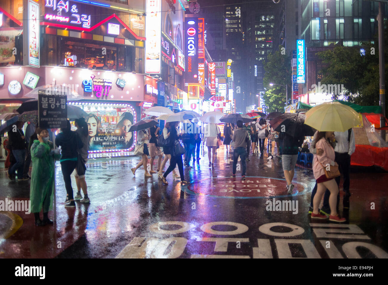 September 10, 2013, Seoul, South Korea - Korea - The weeknight crowd on a rainy night near Gangnam Station Stock Photo