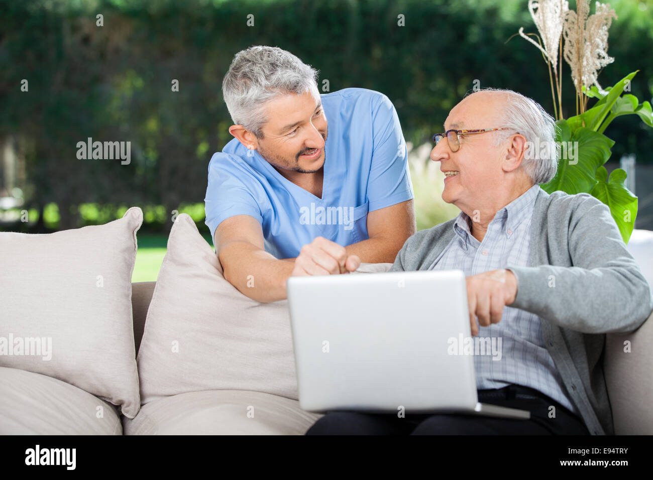 Nurse with laptop smiling hi-res stock photography and images - Alamy