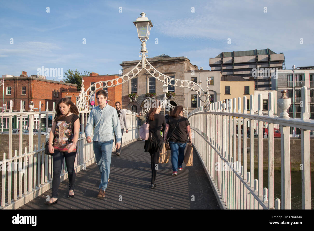 Dublin bridge couple hi-res stock photography and images - Alamy