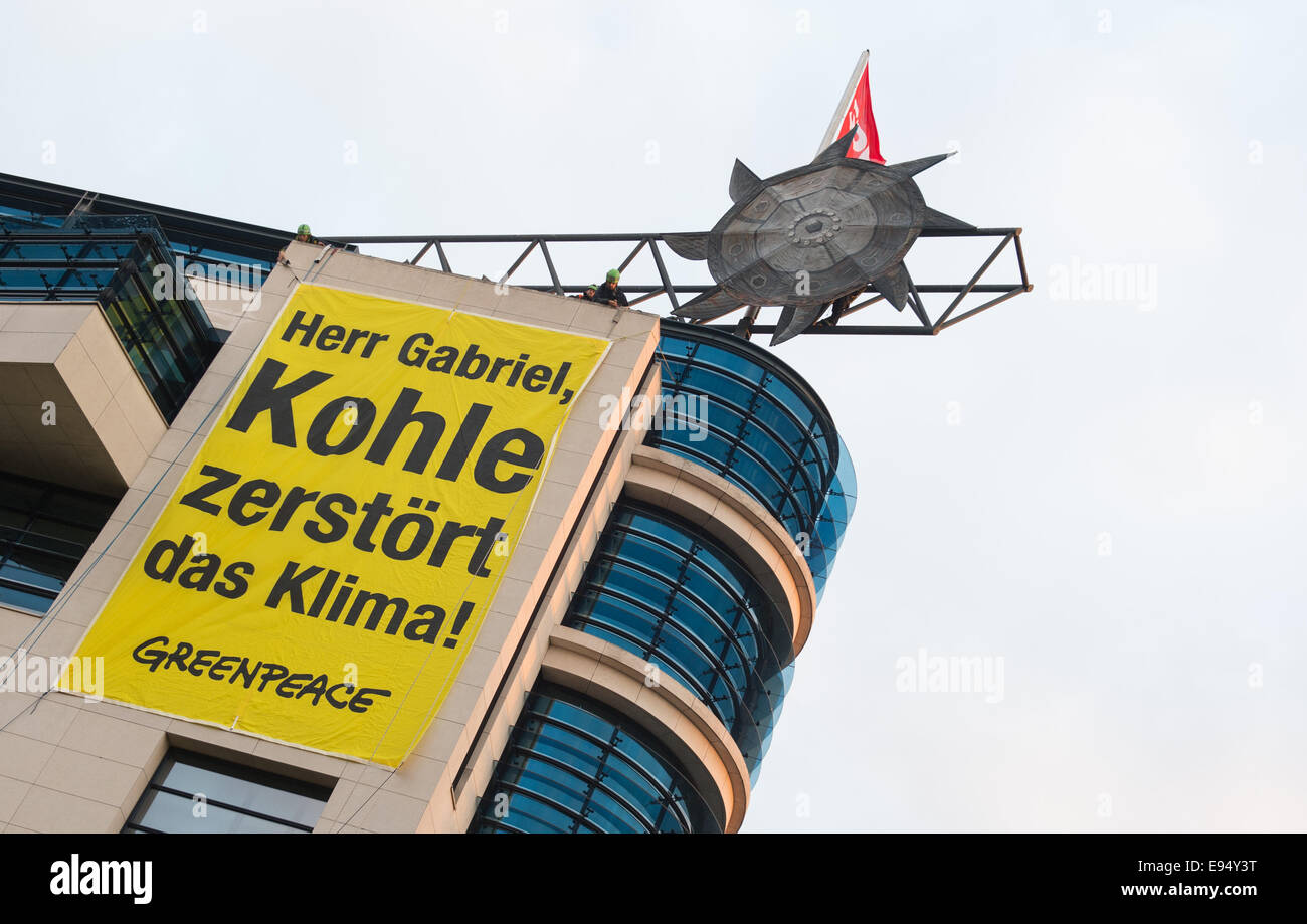 Berlin, Geremany. 20th Oct, 2014. Activists from the environmental protection organization Greenpeace demonstrate on the roof and facade of the Social Democratic Party (SPD) headquarters in Berlin, Germany, 20 October, 2014. With a mock bucket wheel and banner that reads 'Mr. Gabriel, coal destroys the climate, ' activists demand abandonment of coal power and a construction stop on new brown coal surface mines. Photo: LUKAS SCHULZE/dpa/Alamy Live News Stock Photo