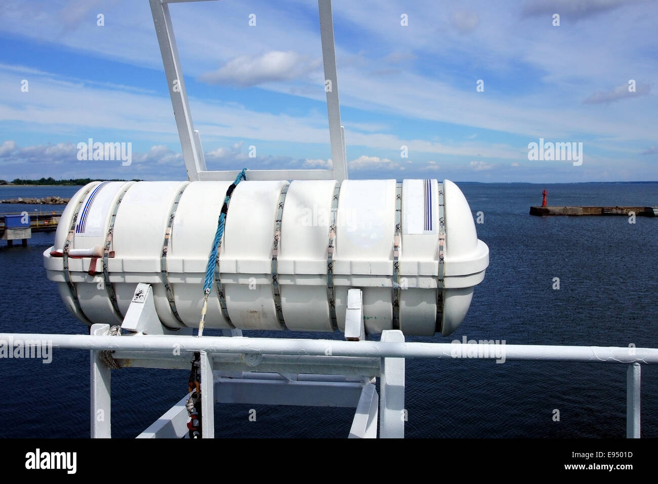 Self inflating life raft hires stock photography and images Alamy