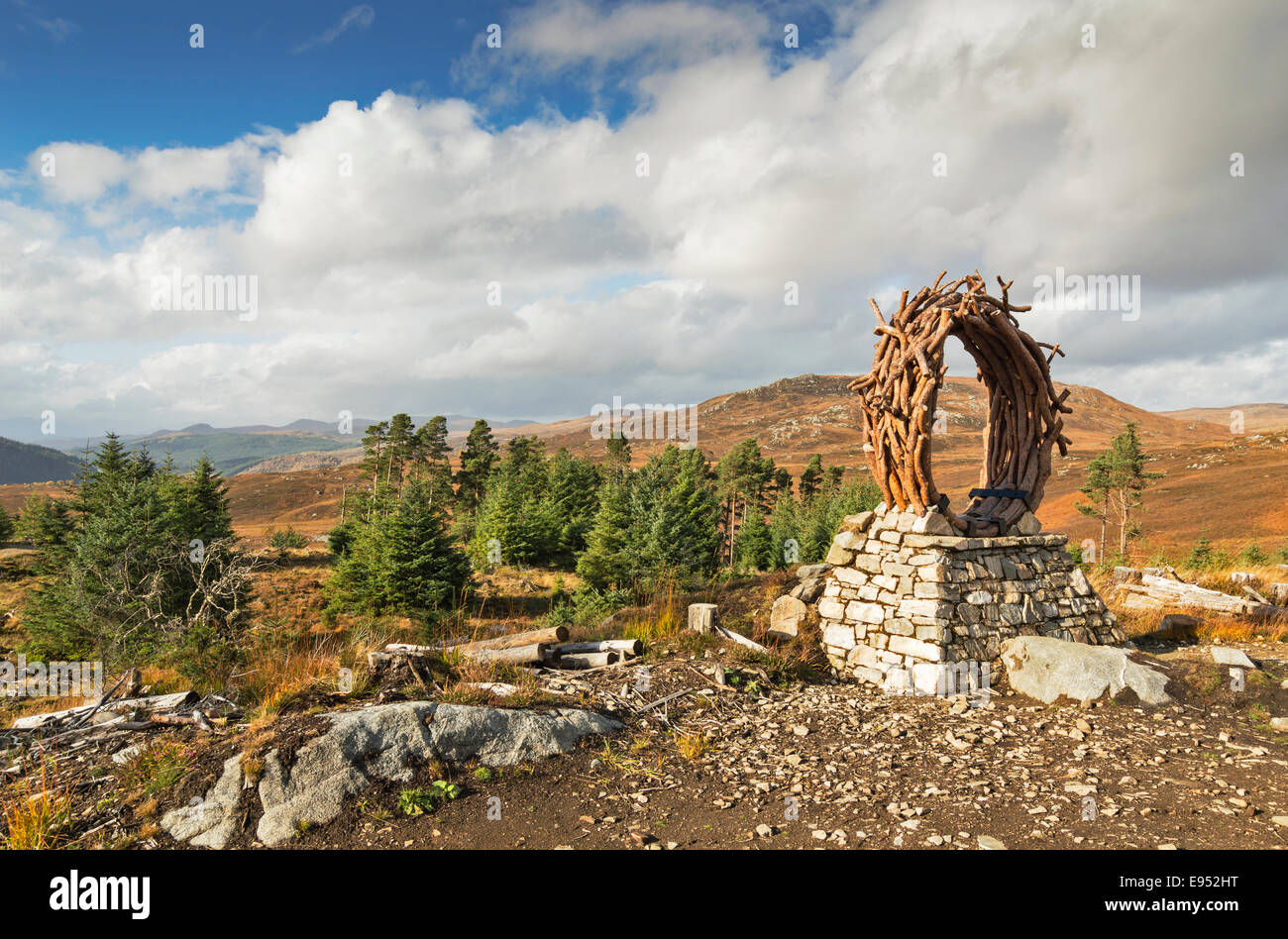 GREAT GLEN WAY OR  TRAIL SCOTLAND INVERMORISTON TO DRUMNADROCHIT A SCULPTURE IN PINE WOOD AND STONE Stock Photo