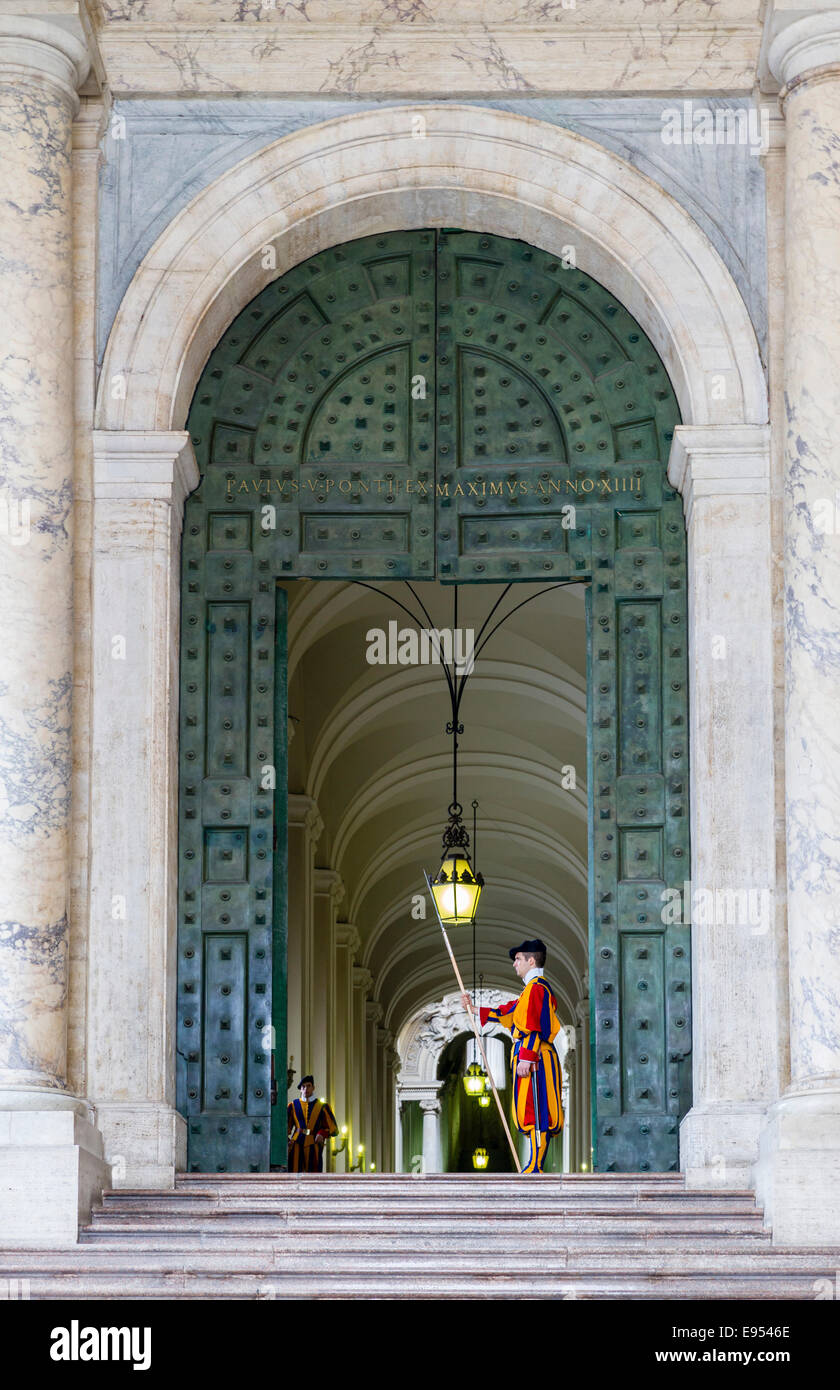 Guards of the Swiss Guard, San Pietro, St. Peter's Basilica, Vatican, Vatican City, Rome, Italy Stock Photo