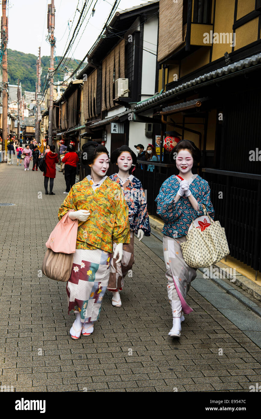 Geishas walking in the Geisha quarter Gion, Kyoto, Japan Stock Photo