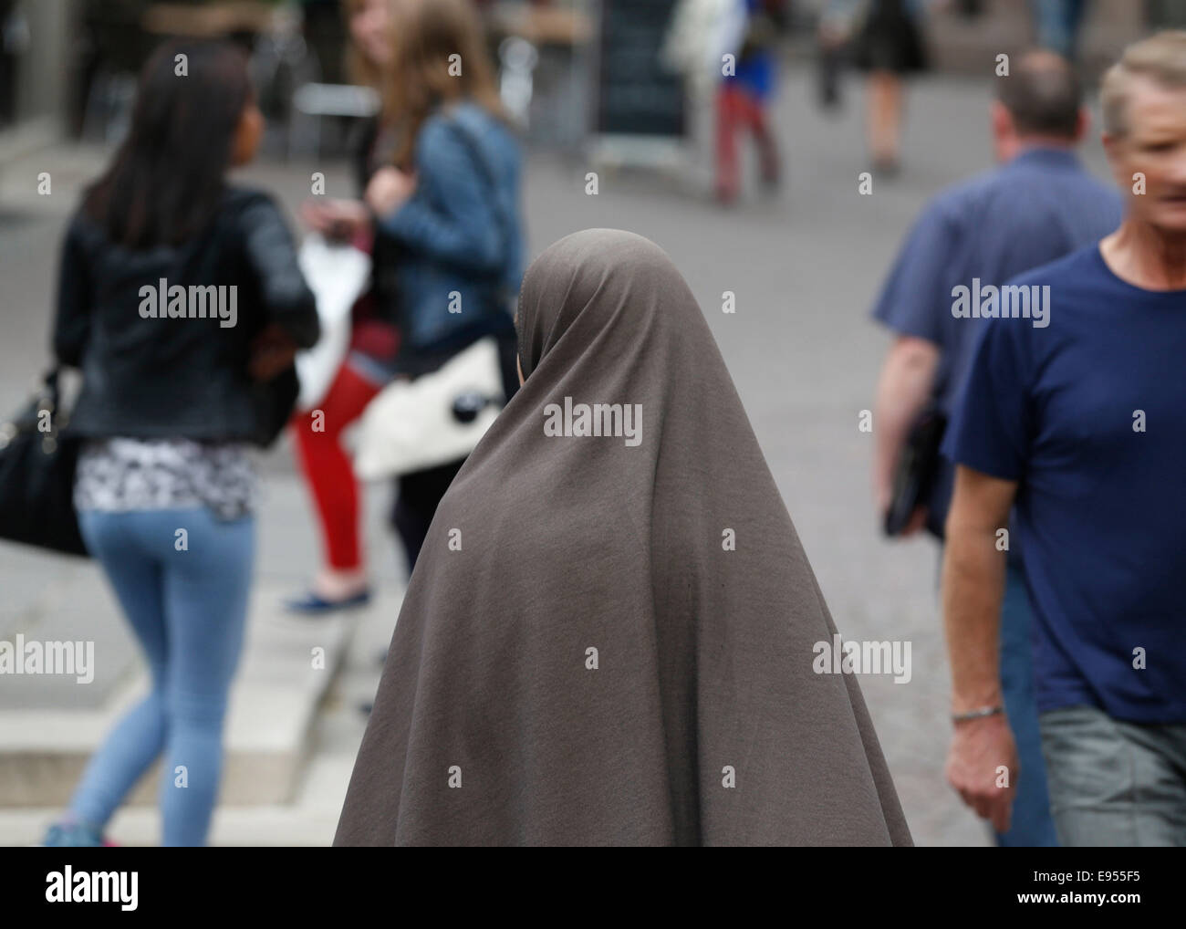 Hijab wearing muslim woman hi-res stock photography and images - Alamy