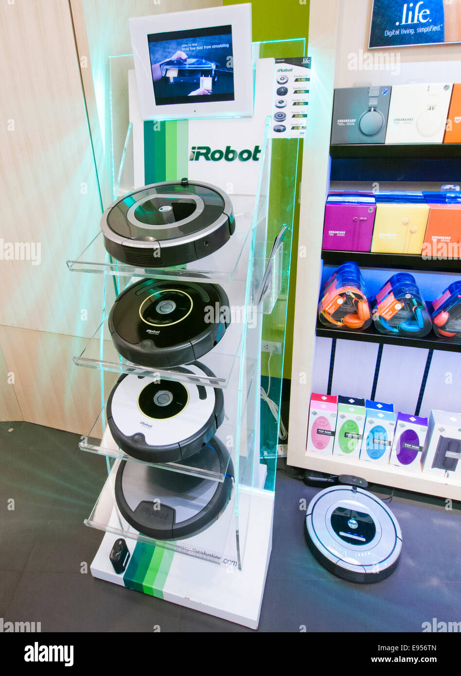 Irobot vacuum cleaner hi res stock photography and images Alamy