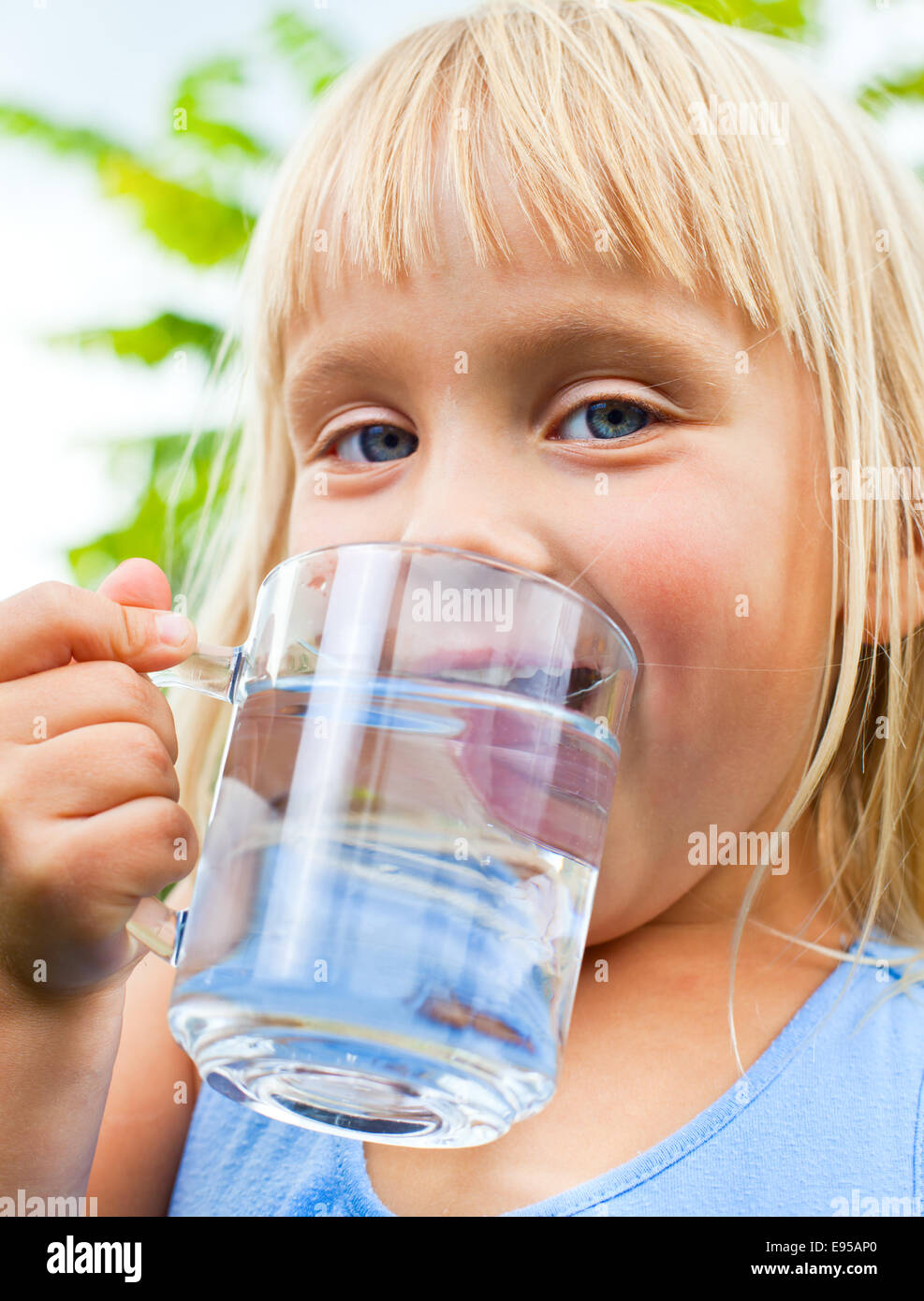 девочка с молоком. девушка пьет апельсиновый сок. ребенок пьет сок. альбомы madcon. питьевая вода и здоровье ребенка.