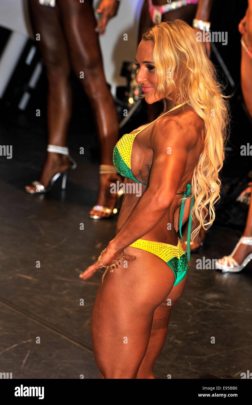Roosendahl, The Netherlands. 19th Oct, 2014. Female contestant showing her best at the bodybuilding and fitness contest of the Walter's Open Dutch Championship Bodybuilding and Fitness on oktober 19, 2014 in Theatre 'De Kring' at Roosendahl, Credit:  YellowPaul/Alamy Live News Stock Photo