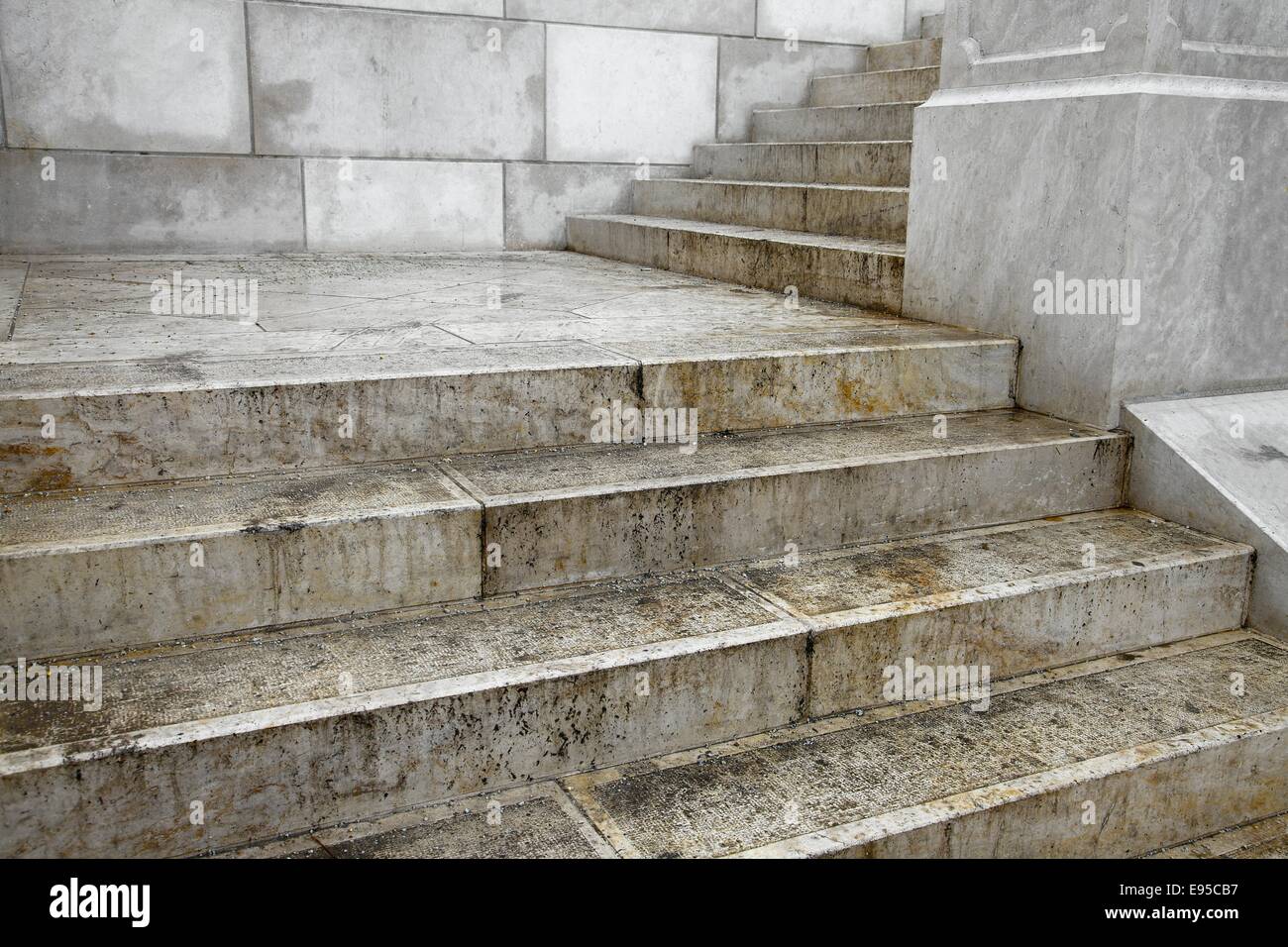 Grunge stairs hi-res stock photography and images - Alamy