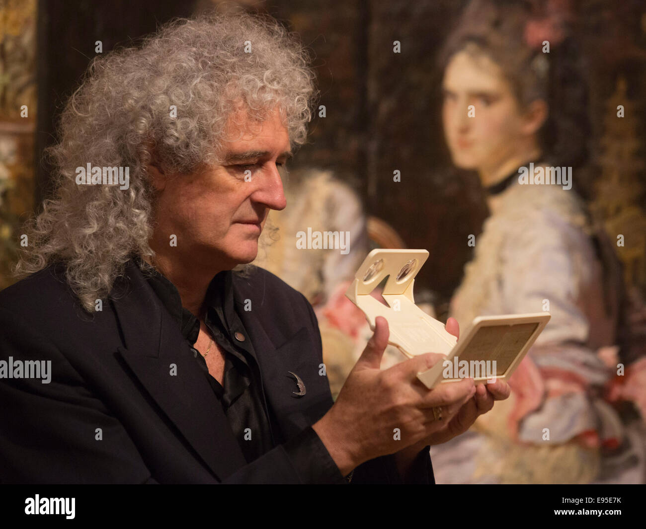Brian May at Tate Britain for the display 'Poor Man's Picture Gallery: Victorian Art and Stereoscopic Photography' Stock Photo