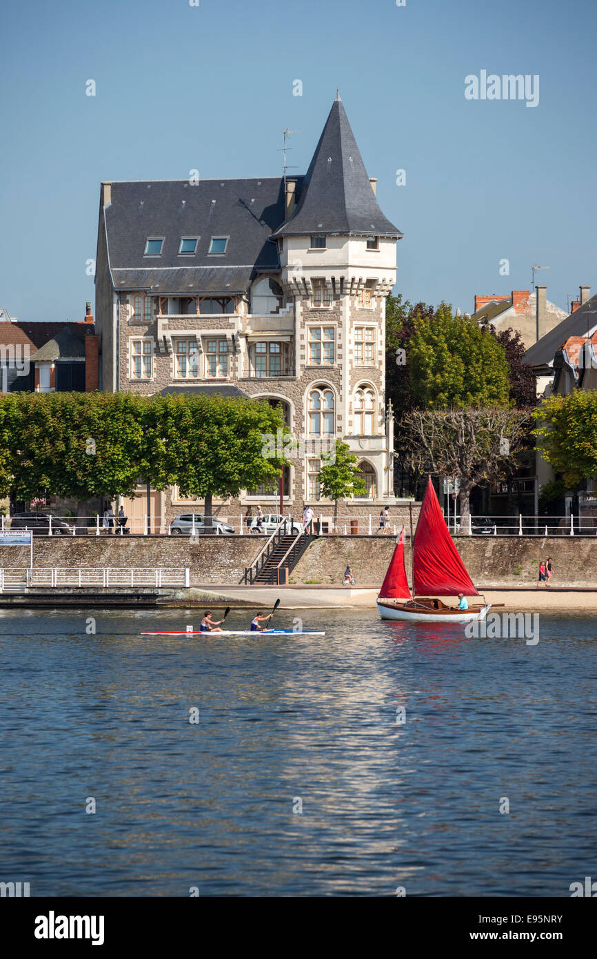 In Summer, a small red sailing boat on the Allier Lake (Vichy). Petit voilier à voiles rouges sur le Lac d'Allier, à Vichy. Stock Photo