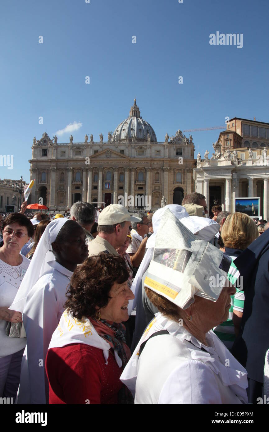 Rome, Italy 19th October 2014. People at the beatification ceremony of ...