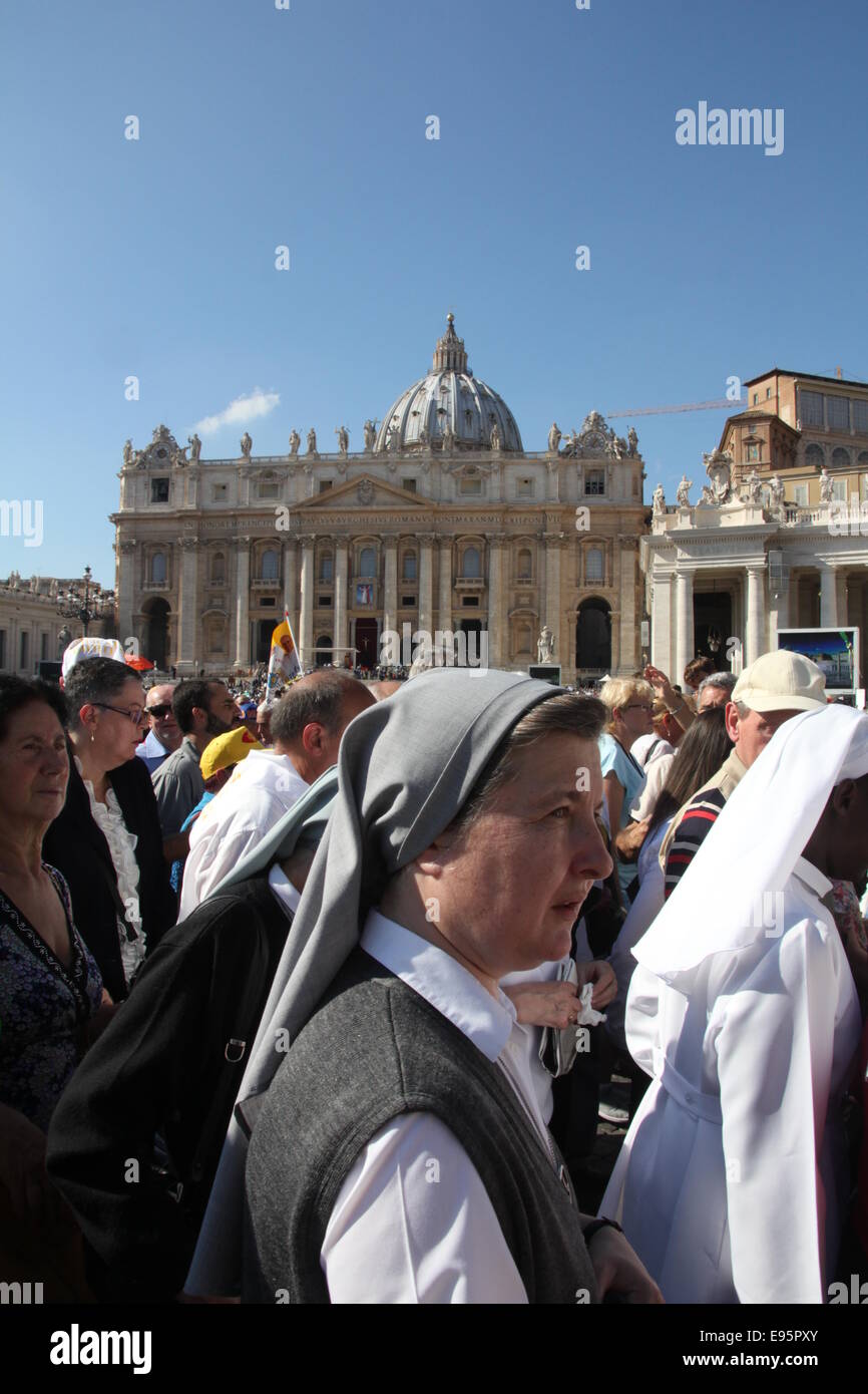 Rome, Italy 19th October 2014. People at the beatification ceremony of ...