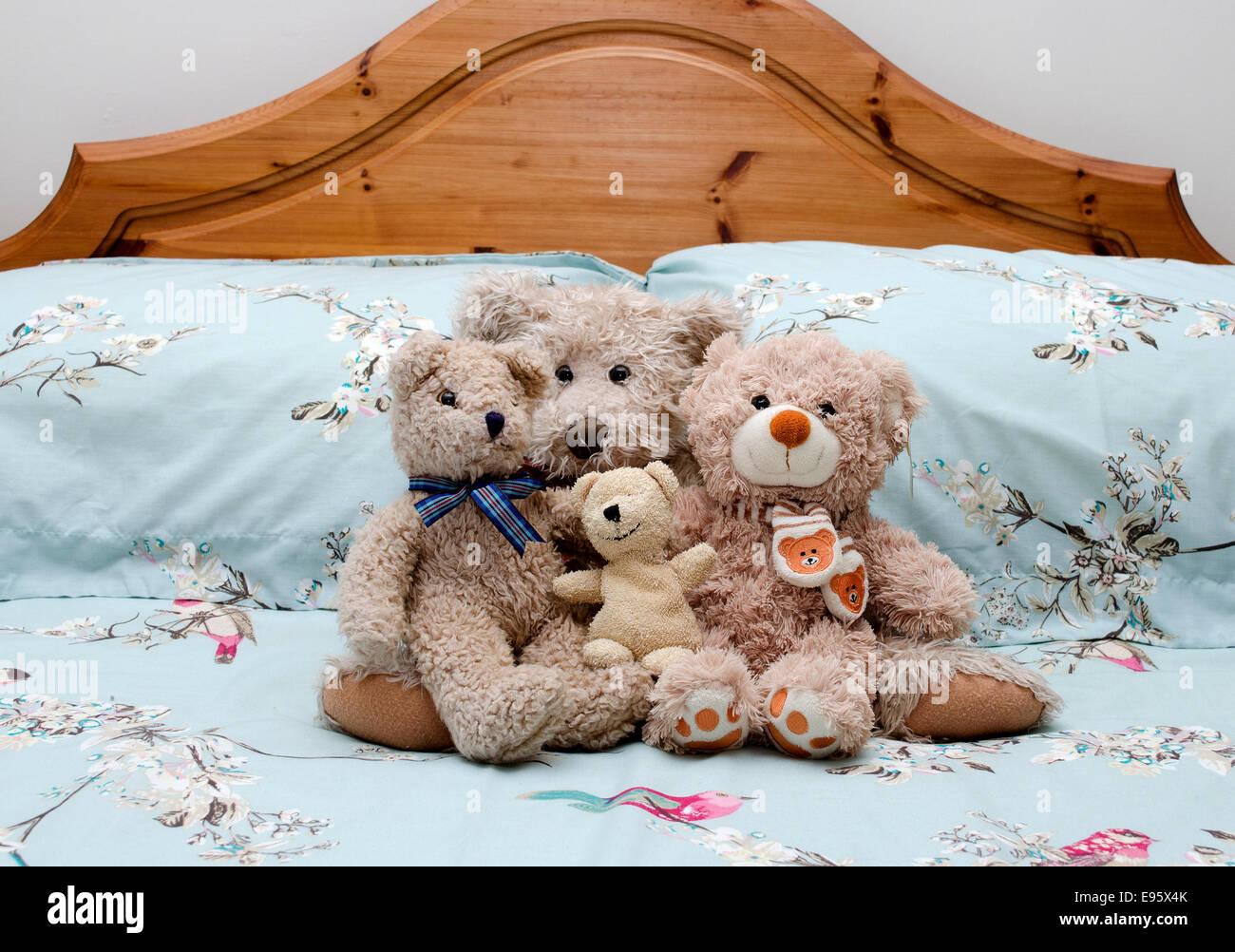 Teddy bears on bed hi-res stock photography and images - Alamy