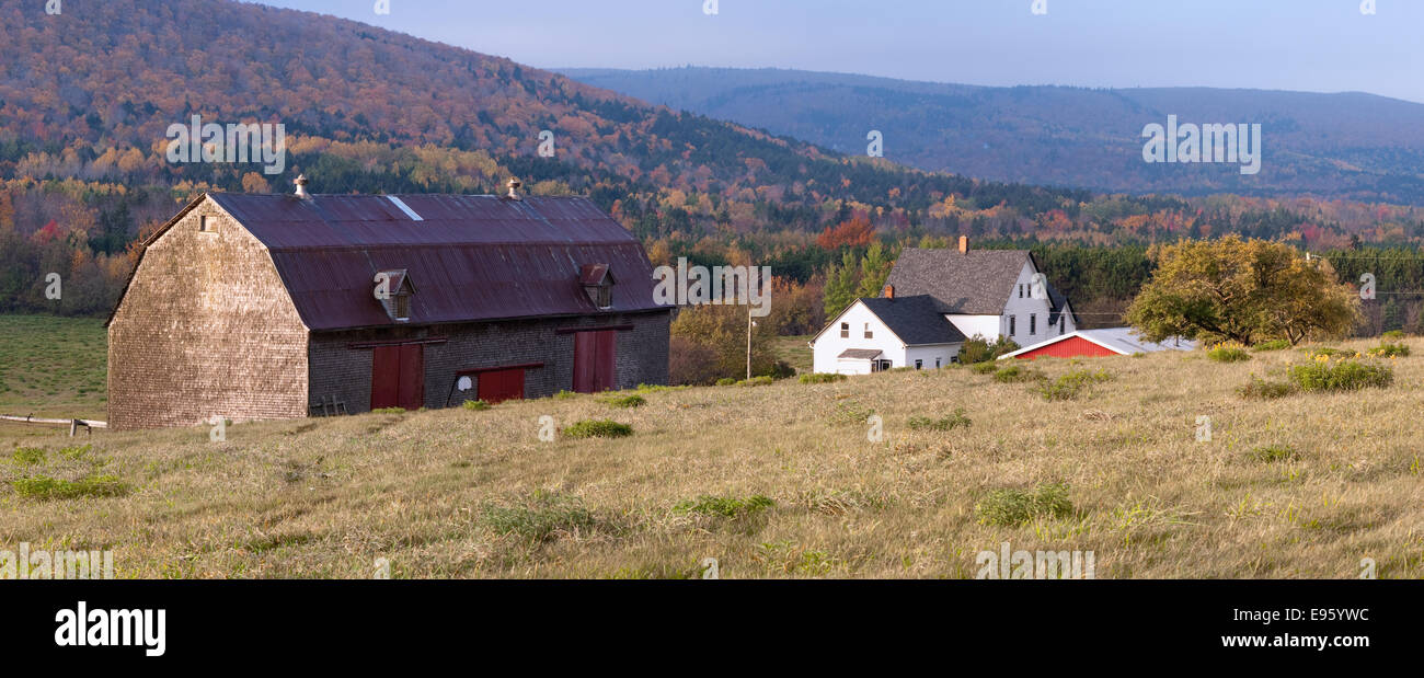 Field, Barn and farm house in rolling countryside Stock Photo Alamy
