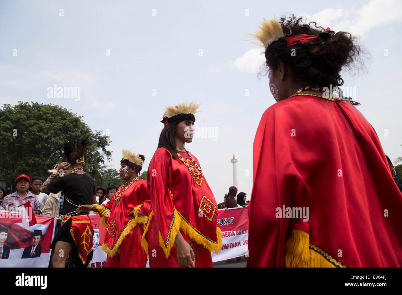 Jakarta, Indonesia. 20th Oct, 2014. Participant of the inauguration celebration wearing Indonesian traditional cloth.  Jokowi inauguration celebration held arround Hotel Indonesia roundabout to Indonesian Palace as the new president riding Indonesian traditional horse-drawn carriage called 'Kereta Kencana'. Credit:  Donal Husni/Alamy Live News Stock Photo