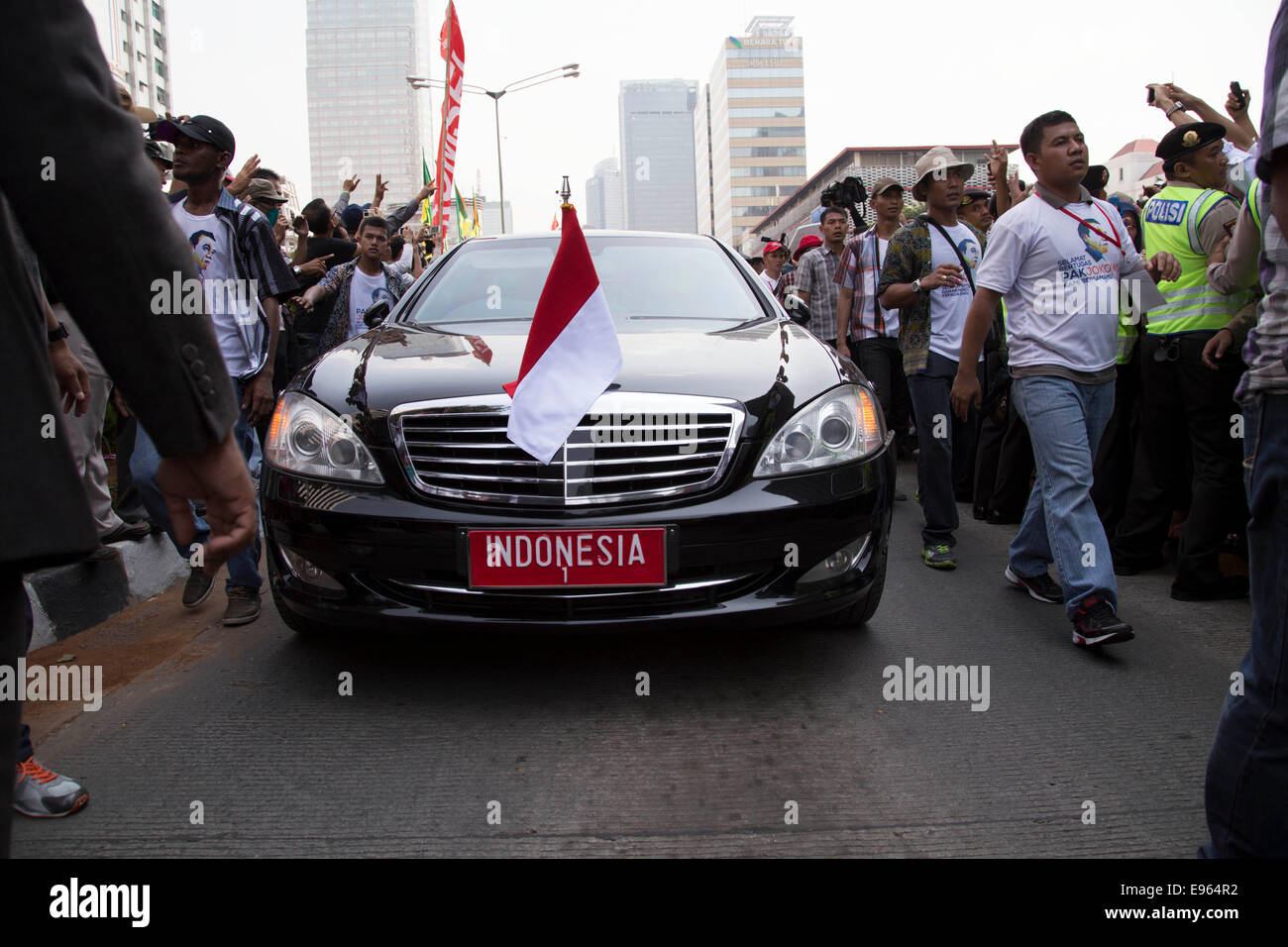Jakarta, Indonesia. 20th Oct, 2014. Indonesia 1 Jokowi car joining the convoy. Jokowi inauguration celebration held arround Hotel Indonesia roundabout to Indonesian Palace as the new president riding Indonesian traditional horse-drawn carriage called 'Kereta Kencana'. Credit:  Donal Husni/Alamy Live News Stock Photo
