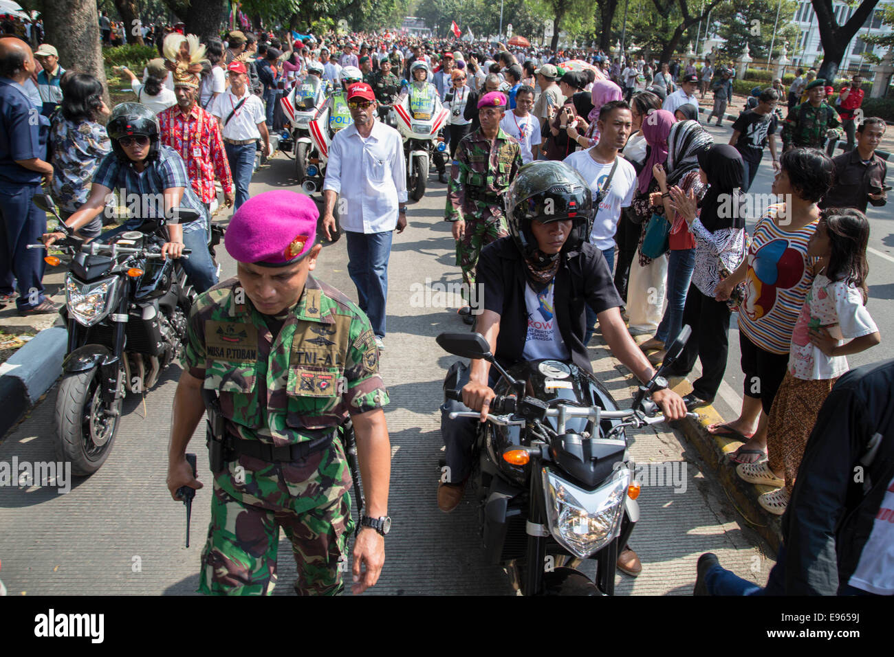 Jakarta, Indonesia. 20th Oct, 2014. President special force securing the road for the jokowi convoy. Jokowi inauguration celebration held arround Hotel Indonesia roundabout to Indonesian Palace as the new president riding Indonesian traditional horse-drawn carriage called 'Kereta Kencana'. Credit:  Donal Husni/Alamy Live News Stock Photo