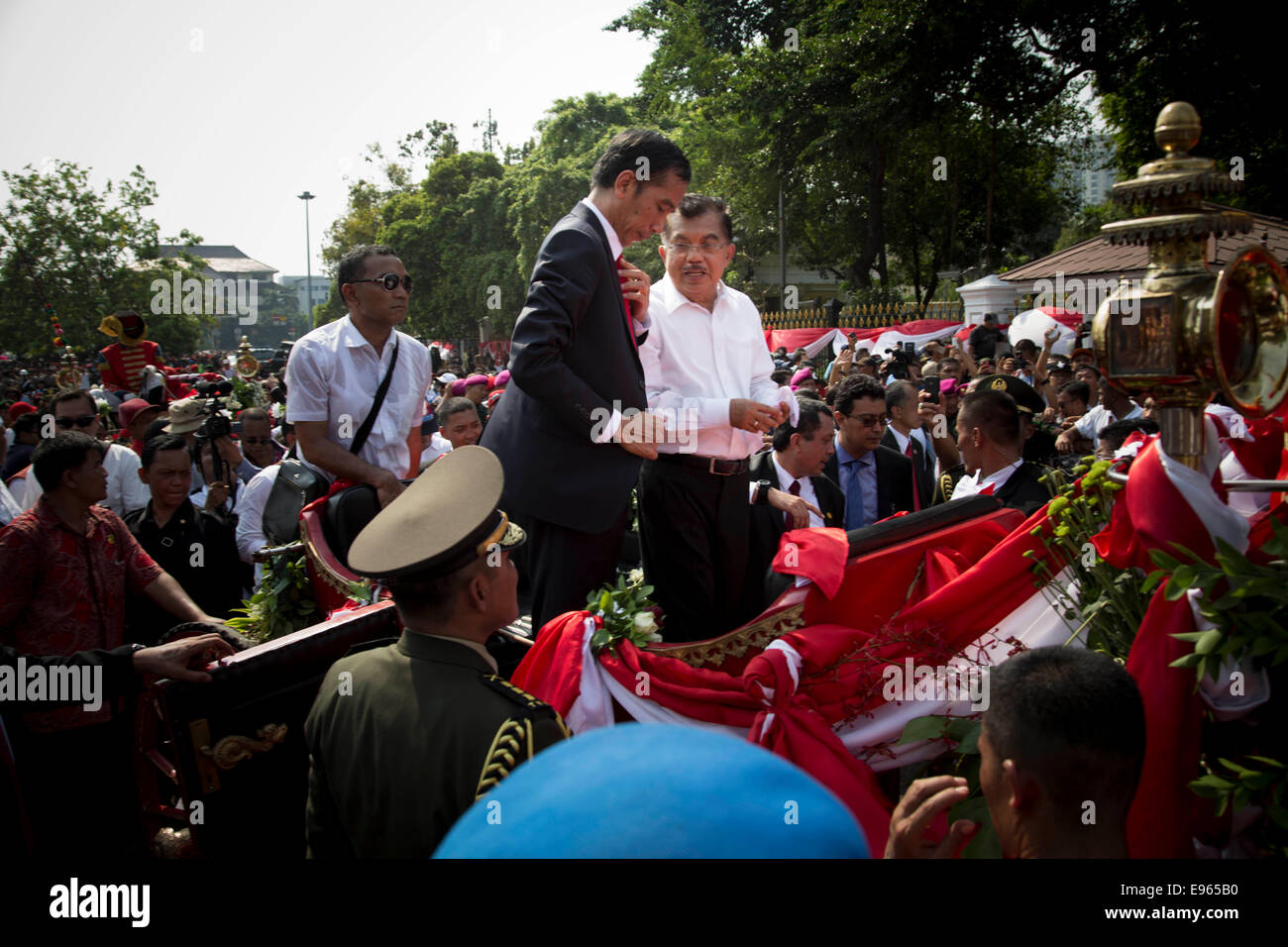 Jakarta, Indonesia. 20th Oct, 2014. Jokowi check on his tie before entering the palace. Jokowi inauguration celebration held arround Hotel Indonesia roundabout to Indonesian Palace as the new president riding Indonesian traditional horse-drawn carriage called 'Kereta Kencana'. Credit:  Donal Husni/Alamy Live News Stock Photo