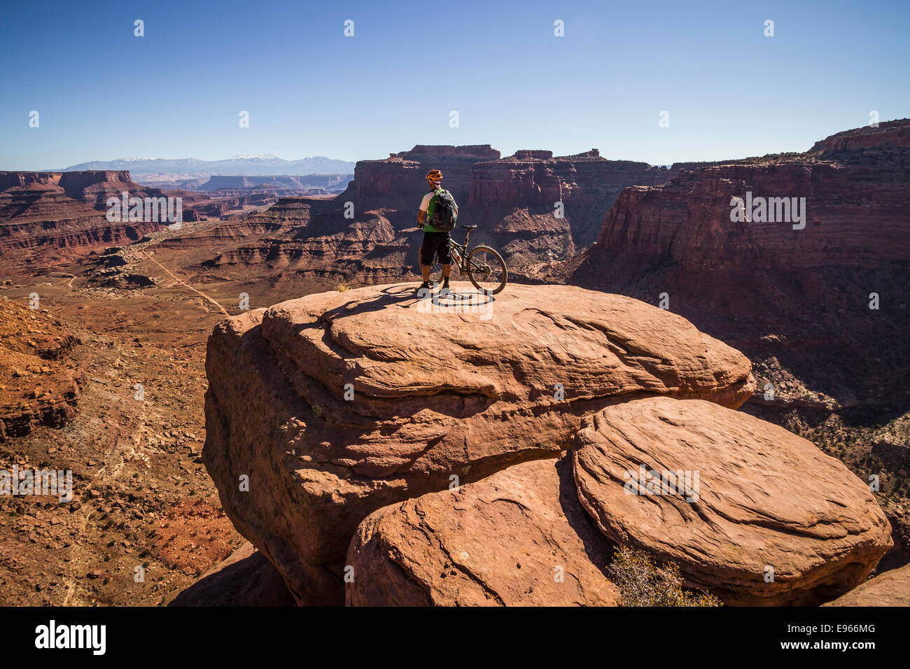 Whit Richardson stand with his mountain bike overlooking Shafer Canyon on the White Rim trail, Canyonlands National Park, Moab, Stock Photo