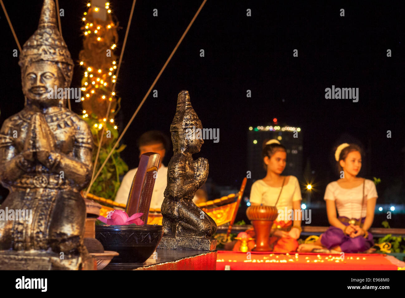 Khmer statue and Khmer dancers, Titanic restaurant, Phnom Penh, Cambodia Stock Photo