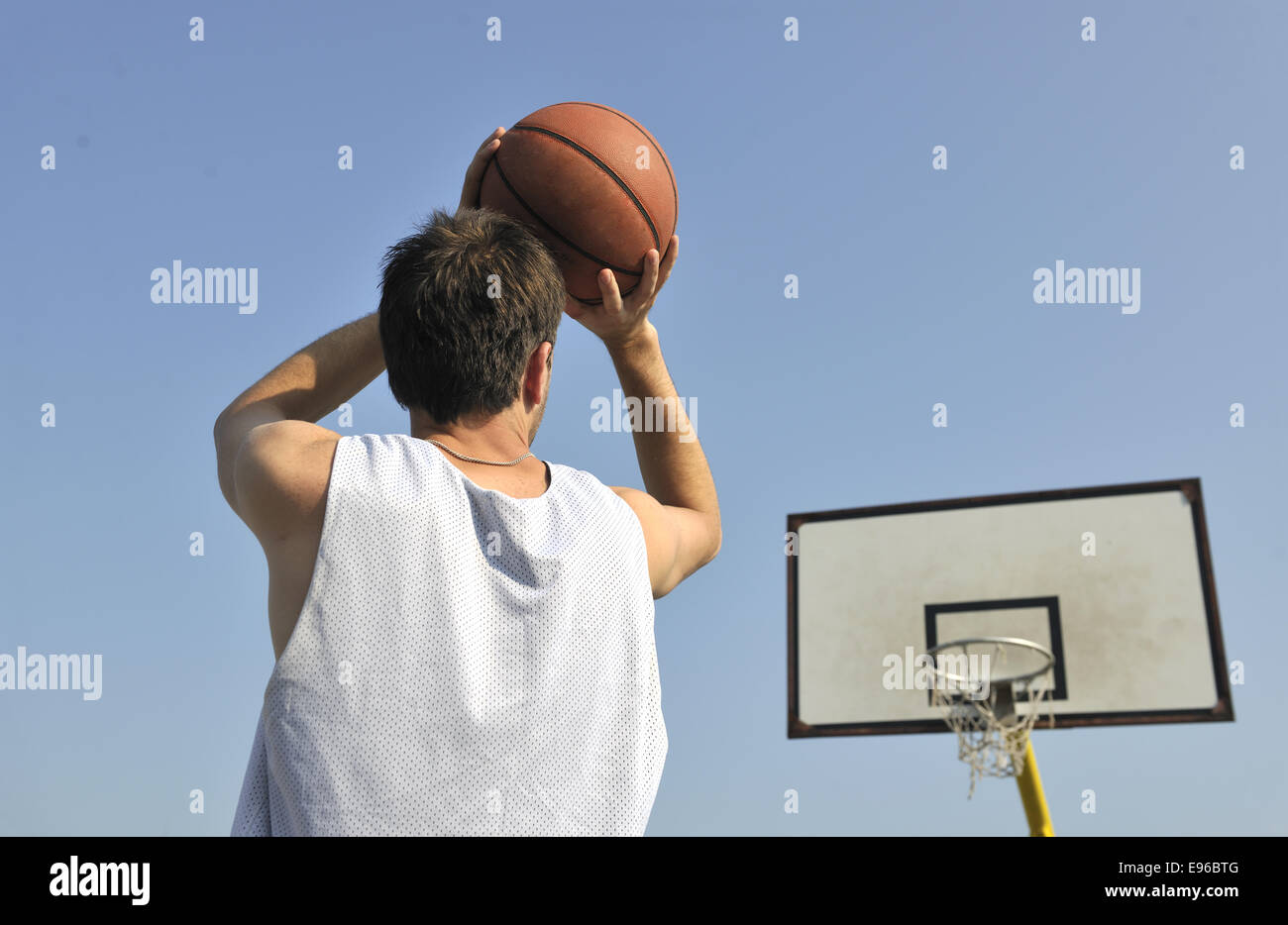 дриблинг в баскетболе. дриблинг мяча в баскетболе. баскетболист бежит. дриблинг в баскетболе техника. ведет мяч.