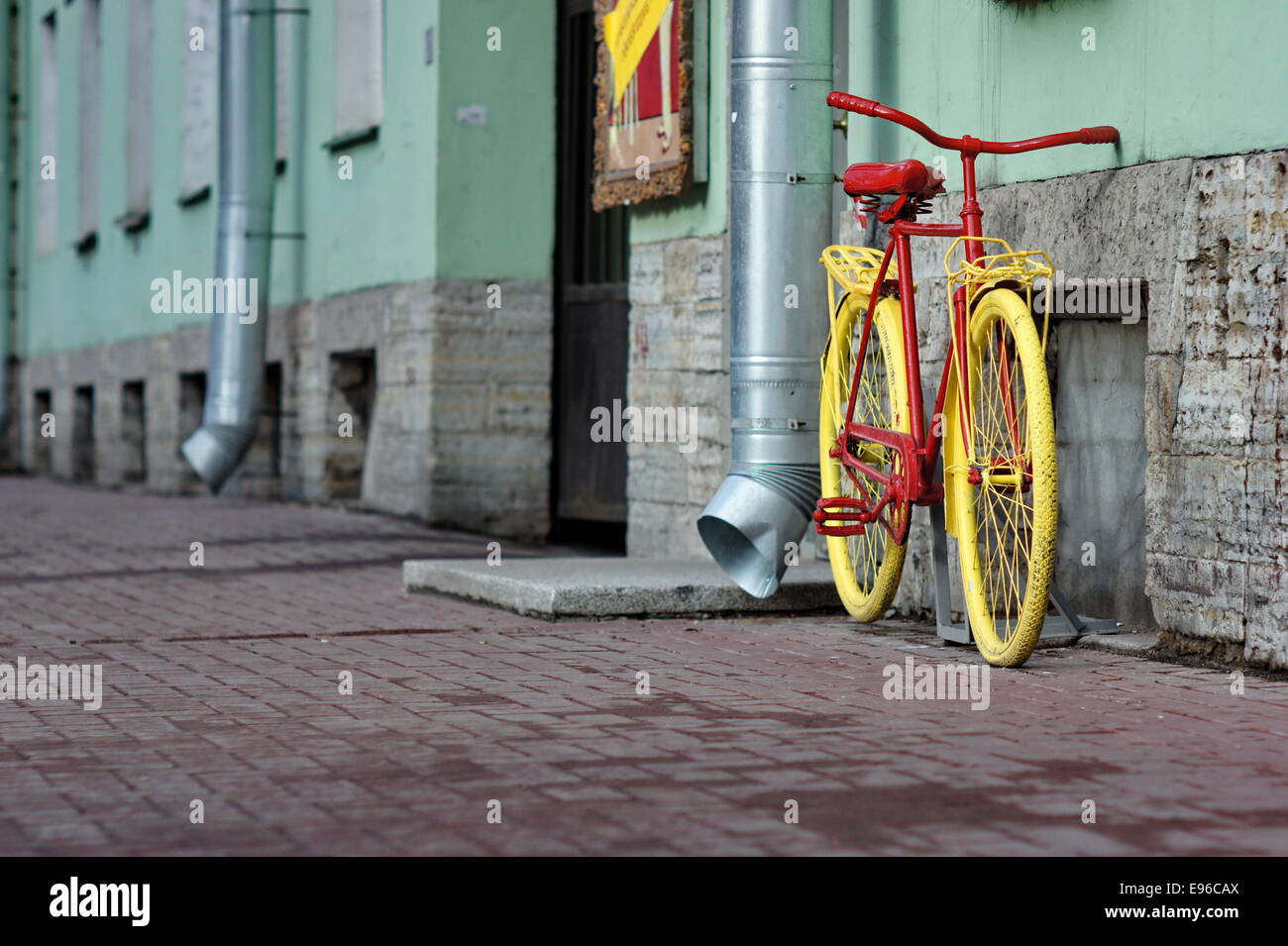 Bicycle at yellow house hi-res stock photography and images - Alamy
