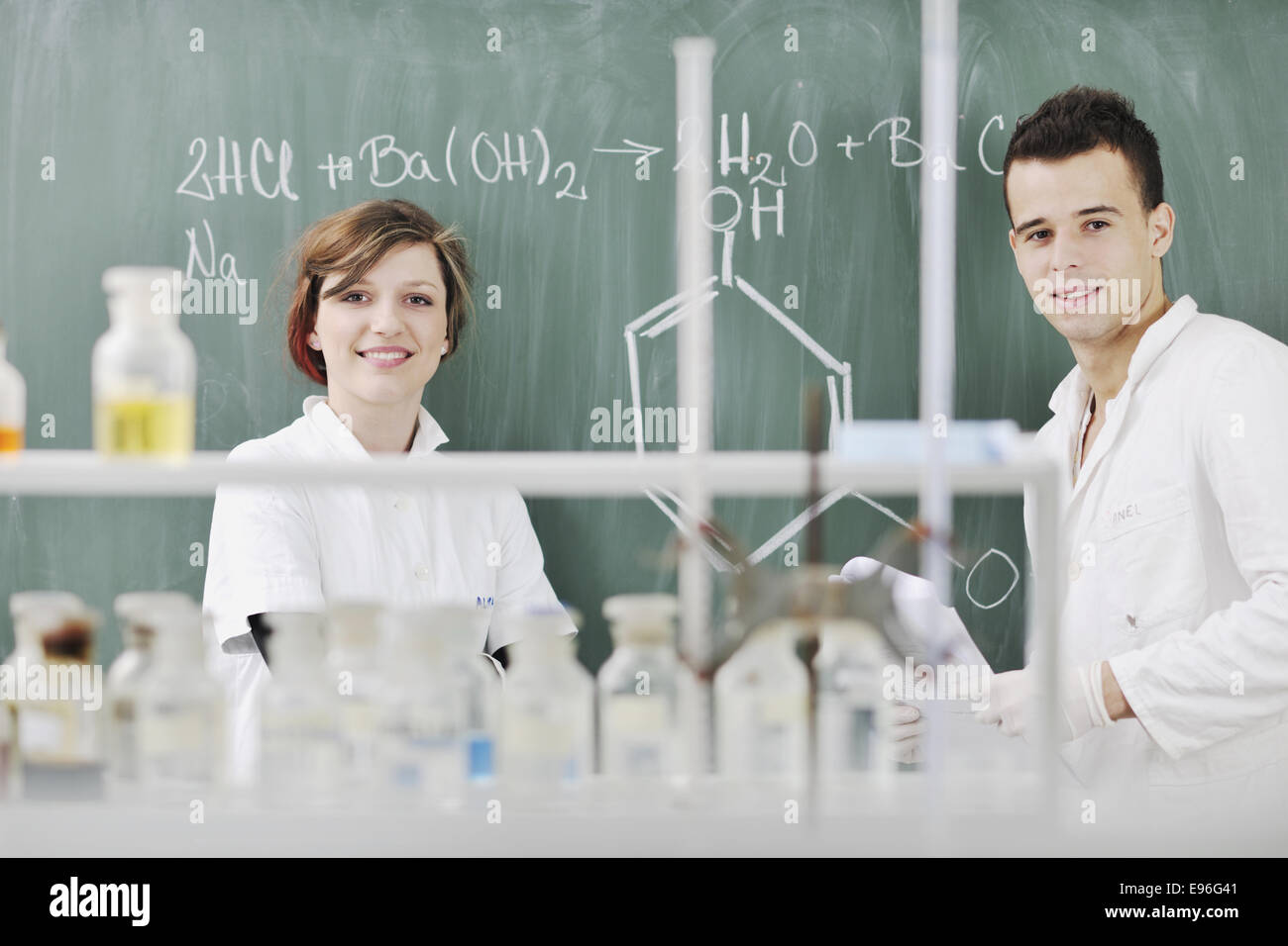 Студенты химики в лаборатории. Студенты химики. Каково быть химиком. Ученые химики и биологи. Химик химичит.