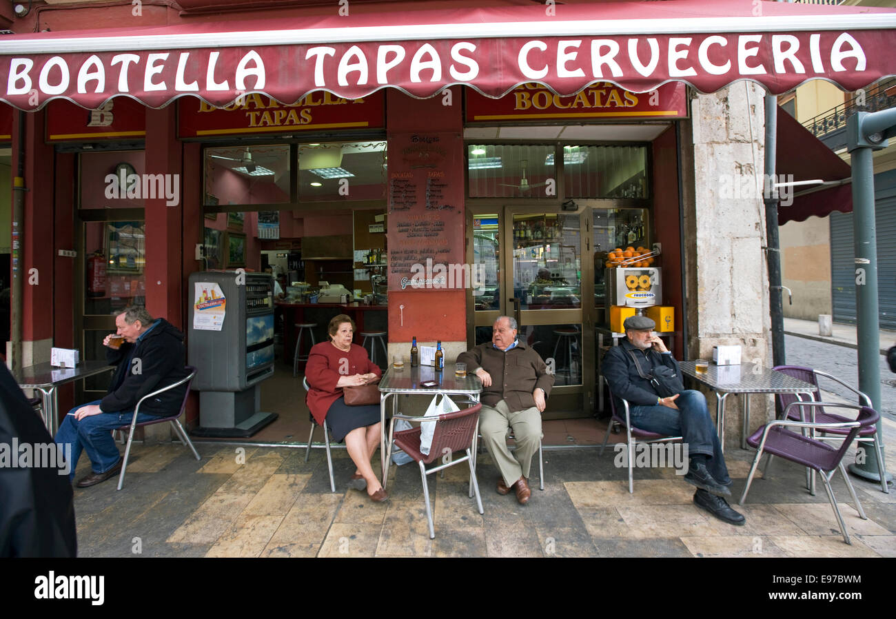 The Cerveceria and Tapas bar Boatella just in front of the Mercado Central in Valencia old couple resting with a beer Stock Photo